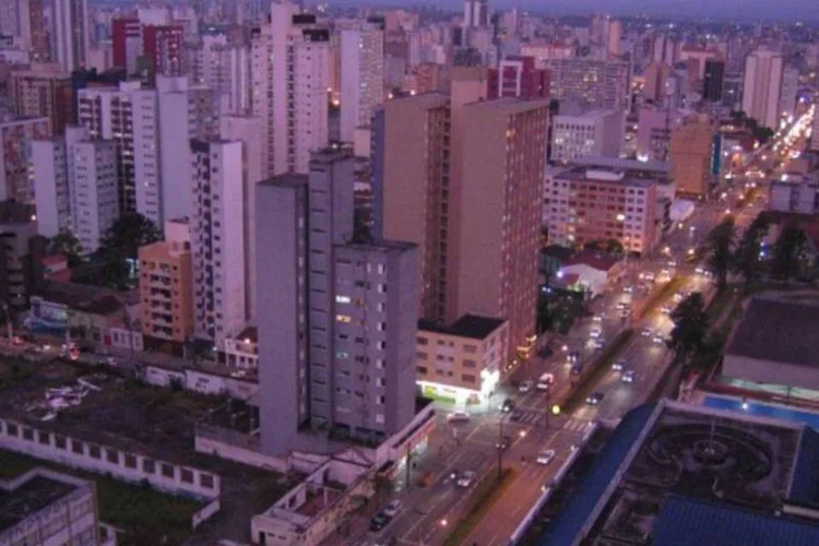 
	Curitiba, no Paran&aacute;: a cidade que tem um transporte p&uacute;blico considerado bom - diante da m&eacute;dia do Brasil - &eacute; tamb&eacute;m a que mais recorreu ao transporte individual
 (Henri Bergius / Flickr / Creative Commons)