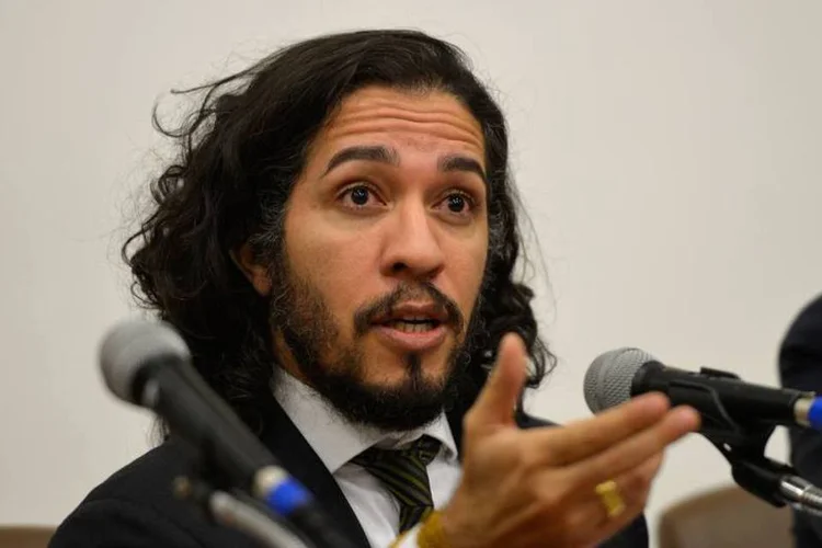 
	Jean Wyllys: um pedido de vista do deputado Capit&atilde;o Augusto (PR-SP) impediu a vota&ccedil;&atilde;o do parecer pr&eacute;vio
 (Wilson Dias/Agência Brasil/Agência Brasil)