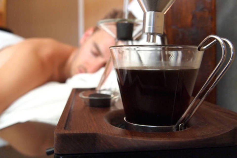 Este despertador já te acorda com o café pronto
