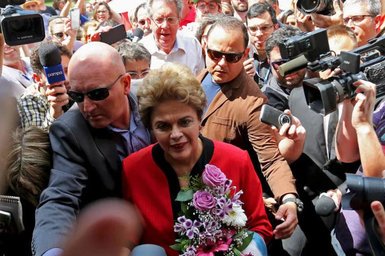 
	Dilma Rousseff: a ex-presisente foi recebida com festa por dezenas de apoiadores que estavam na frente da escola
 (Diego Vara / Reuters)