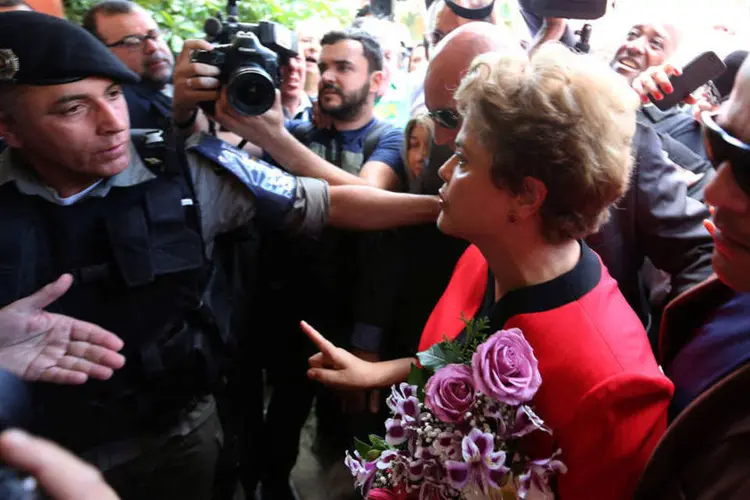 
	Dilma: o voto de Dilma no primeiro turno, no dia 2 de outubro, foi marcado por um intenso tumulto
 (Diego Vara / Reuters)