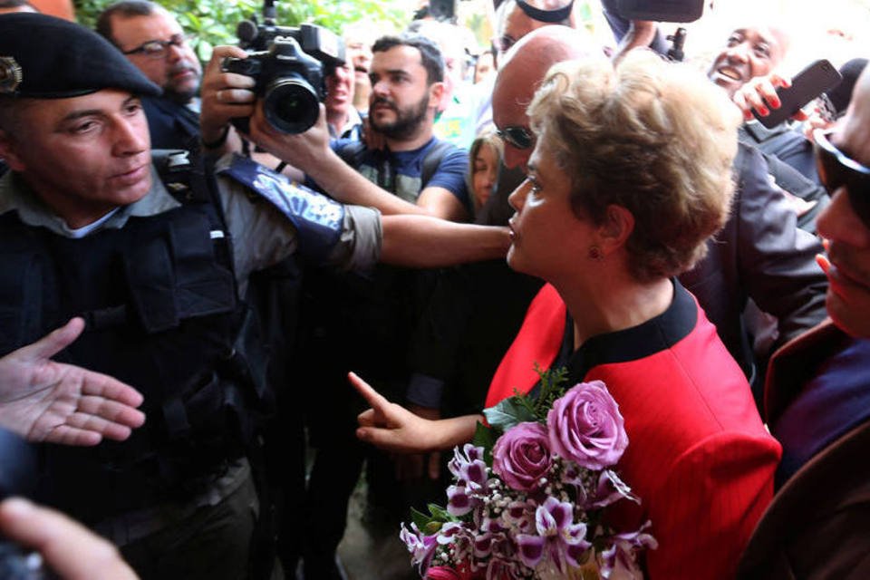 Após tumulto, Dilma diz que não votará em 2º turno