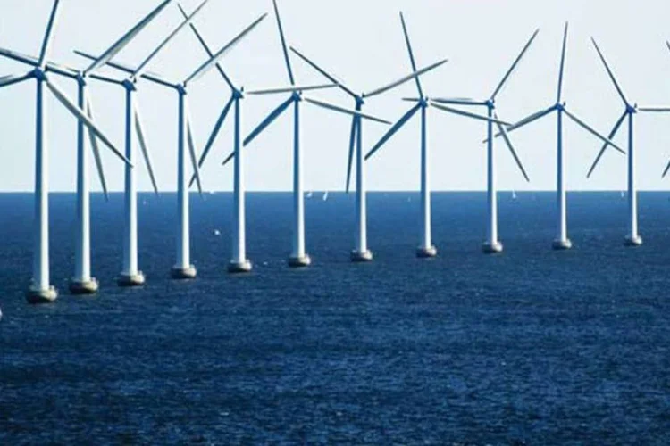 Parque eólico na Dinamarca: países como Alemanha, Bélgica, Dinamarca, Espanha, França e Portugal são conhecidos por adotarem esse tipo de empreendimento. (Creative Commons/ C. G. P. Grey/Reprodução)