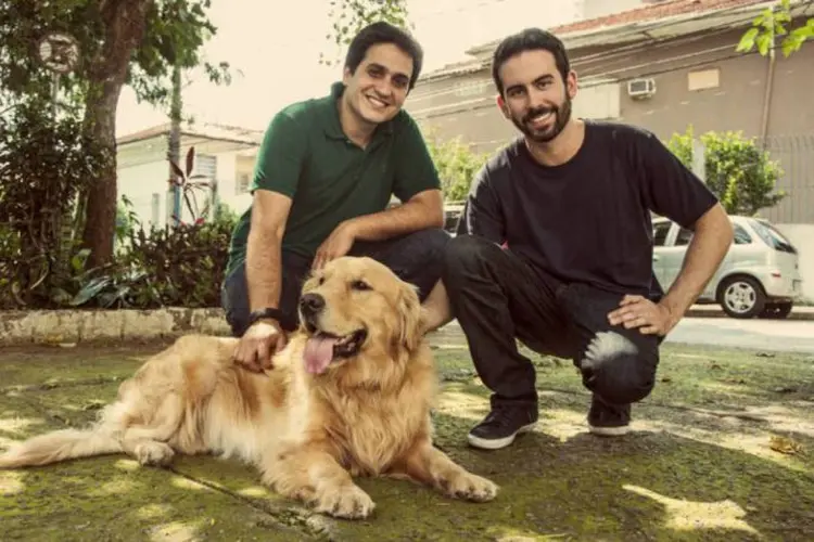 Eduardo Baer e Fernando Gadotti, com o cão Thor: a DogHero foi criada a partir da experiência pessoal de Baer (DogHero/Divulgação)