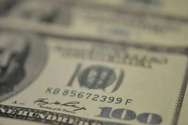 Dólar: às 12:26, a moeda americana recuava 0,59 por cento, a 3,3530 reais na venda, depois de marcar 3,4090 reais na máxima do dia (Arquivo/Agência Brasil)