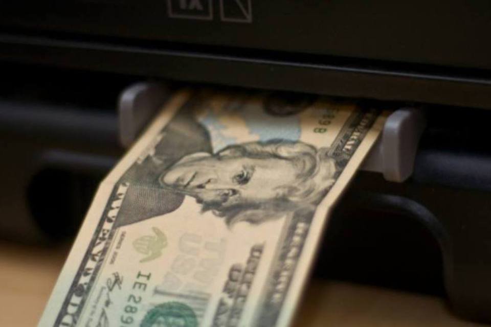 Dólar tem leve alta e fecha em R$3,34, atento ao cenário político