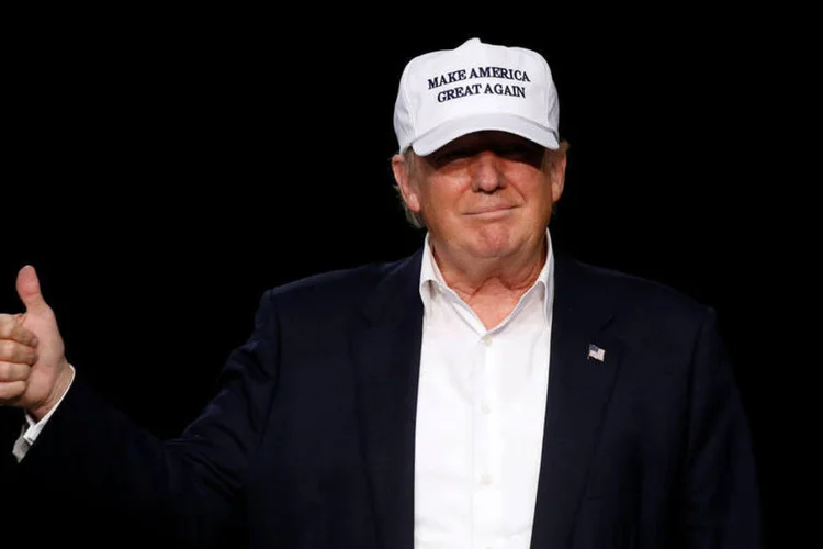 
	Donald Trump: &quot;Que tipo de g&ecirc;nio perde alguns bilh&otilde;es de d&oacute;lares em um &uacute;nico ano. Esse &eacute; Trump&quot;, disse Hillary
 (Carlo Allegri / Reuters)