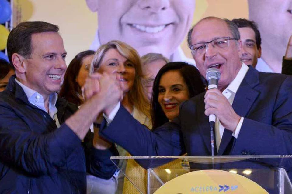 João Doria aperta a mão de Geraldo Alckmin em comício durante a campanha para Prefeitura de São Paulo (Divulgação/PSDB)