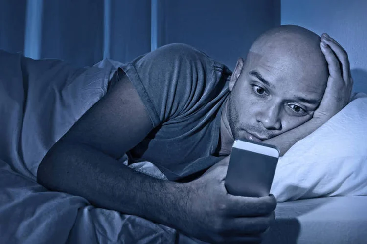 
	Celular: quanto mais jovem, mais frequentemente a pessoa aperta o bot&atilde;o para desbloquear a tela durante a madrugada
 (OcusFocus/Thinkstock)