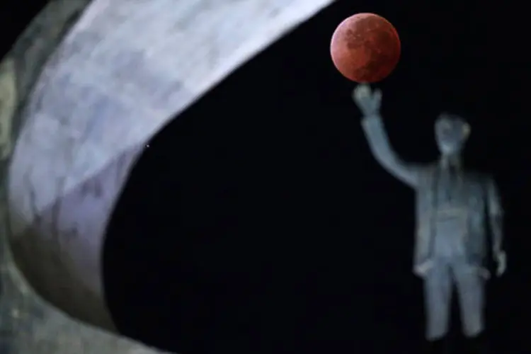 A lua sangrenta é vista em Brasília (REUTERS / Ueslei Marcelino)