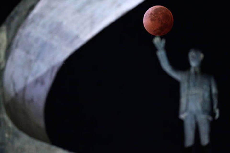 Lua sangrenta é vista pelo mundo; veja imagens do eclipse