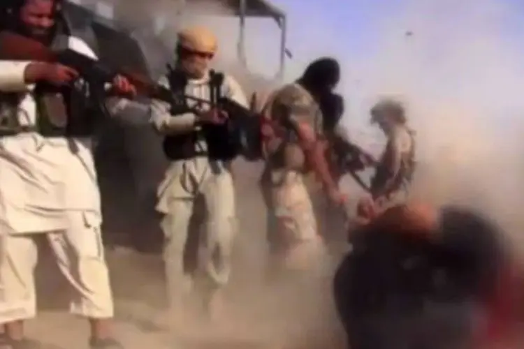 Membros do EIIL executam presos rendidos no Iraque
 (Reprodução/Youtube)