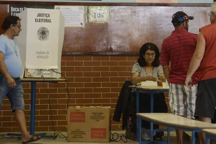 
	Eleitores votam no Rio de Janeiro nas elei&ccedil;&otilde;es 2016: 1,41 bilh&atilde;o de reais doados para candidatos est&atilde;o sob suspeita
 (Tânia Rêgo/Agência Brasil)