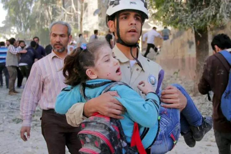 Síria: a comunidade internacional reage com impotência e resignação à ofensiva contra os bairros rebeldes de Aleppo (Facebook Oficial White Helmets)