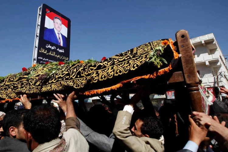 
	I&ecirc;men: a explos&atilde;o ocorreu no local onde os presentes expressavam suas condol&ecirc;ncias &agrave; fam&iacute;lia do general Abdelrab al Shadadi
 (Khaled Abdullah / Reuters)