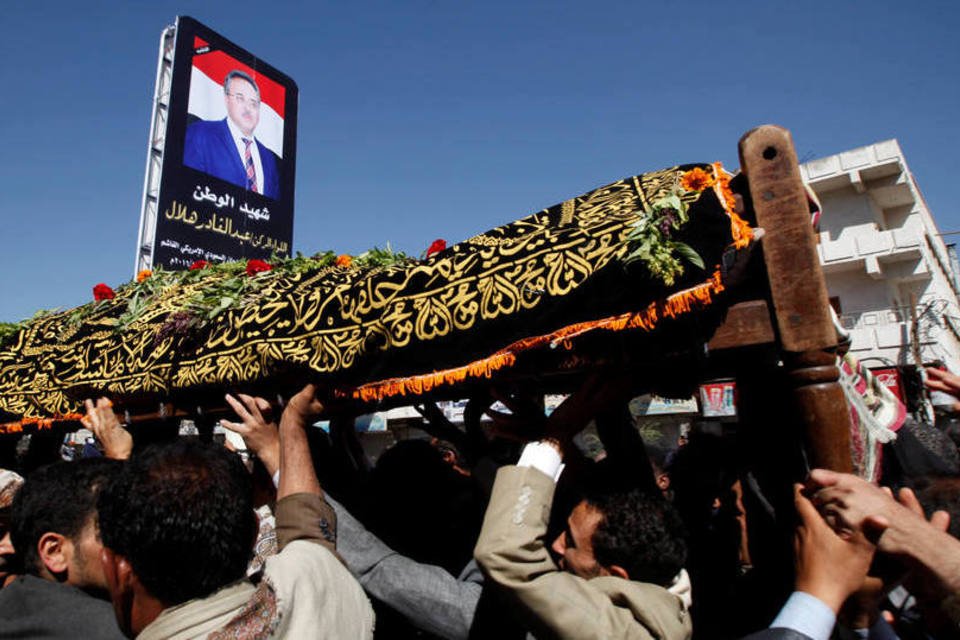 
	I&ecirc;men: a explos&atilde;o ocorreu no local onde os presentes expressavam suas condol&ecirc;ncias &agrave; fam&iacute;lia do general Abdelrab al Shadadi
 (Khaled Abdullah / Reuters)