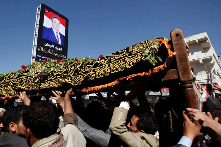 
	I&ecirc;men: no domingo foram registradas manifesta&ccedil;&otilde;es em Sanaa, onde milhares de partid&aacute;rios huthis gritaram &quot;Morte aos Al-Saud&quot;
 (Khaled Abdullah / Reuters)