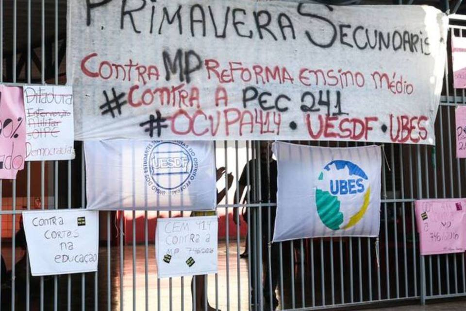 Estudantes ocupam 94 escolas contra a PEC do Teto, diz Ubes