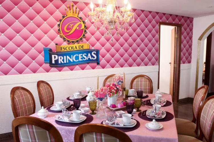 Curso: a escola recebe críticas por ser, supostamente, um retrocesso ao ensinar tarefas domésticas apenas para meninas (Divulgação / Escola de Princesas)