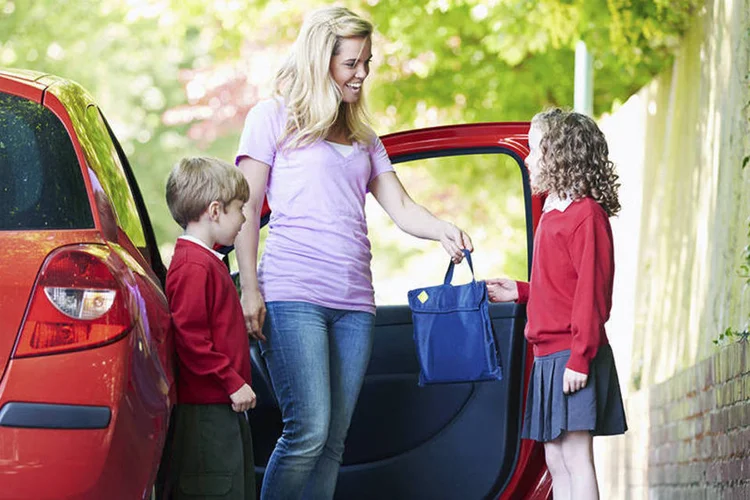 Mãe com filhos na escola: com o Filho Sem Fila, pegar as crianças no colégio demora cerca de cinco minutos
 (Thinkstock)