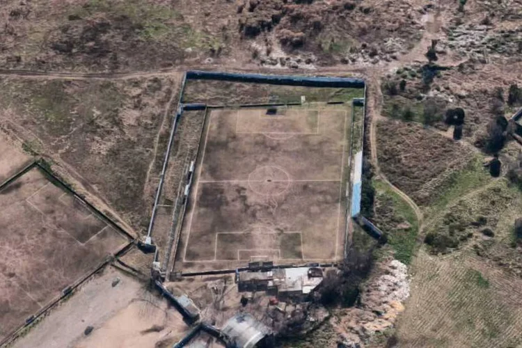 Estádio Juan Antonio Arias, do Club Social y Deportivo Liniers, está fora dos padrões geométricos da Fifa  (Reprodução/Google Maps)