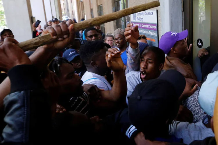 
	Protestos: a pol&iacute;cia disparou balas de borracha contra os estudantes que tentavam interromper as aulas
 (Mike Hutchings/Reuters)
