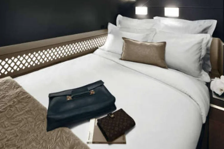 
	Cama de casal: dentro do avi&atilde;o, uma cama de tamanho confort&aacute;vel, digna de um hotel
 (Divulgação/Etihad)