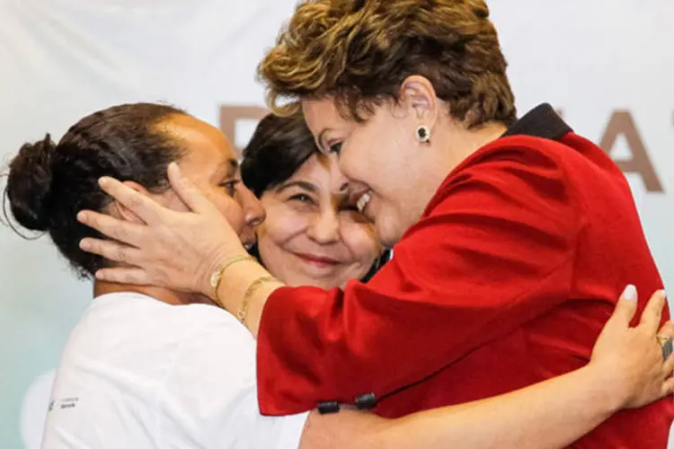 
	Dilma posa para fotos com a formanda Sarah Izabele Perez da Cruz, durante a cerim&ocirc;nia de formatura de 1.700 alunos do Pronatec
 (Roberto Stuckert Filho/PR)