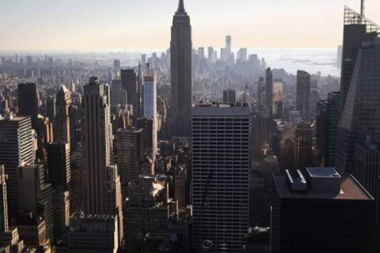 Nova York; a tendência em Nova York foi de queda em quase todas as categorias de crimes registrados (.)