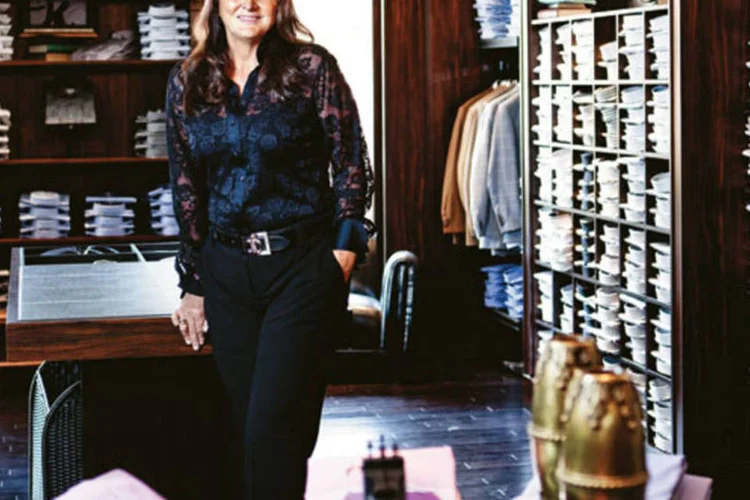 
	S&ocirc;nia Hess em uma loja da Dudalina: aposta em camisas femininas&nbsp;
 (Daniela Toviansky/Divulgação)