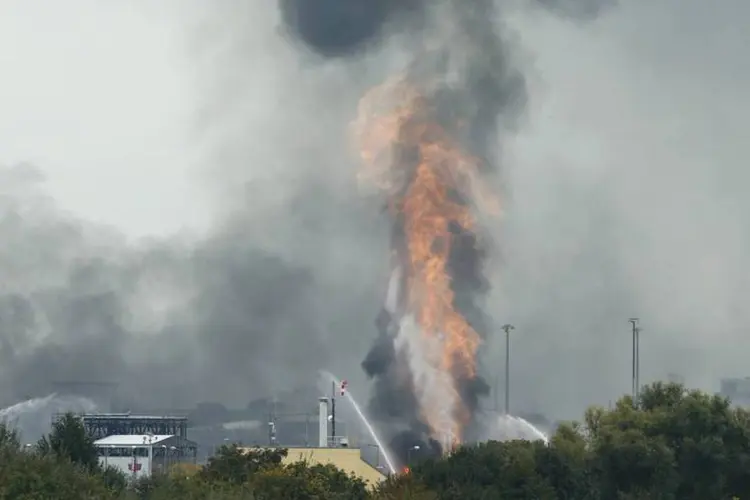 
	Explos&atilde;o: os produtos qu&iacute;micos lan&ccedil;ados na atmosfera poderiam representar um risco para a popula&ccedil;&atilde;o nos arredores
 (Ralph Orlowski / Reuters)