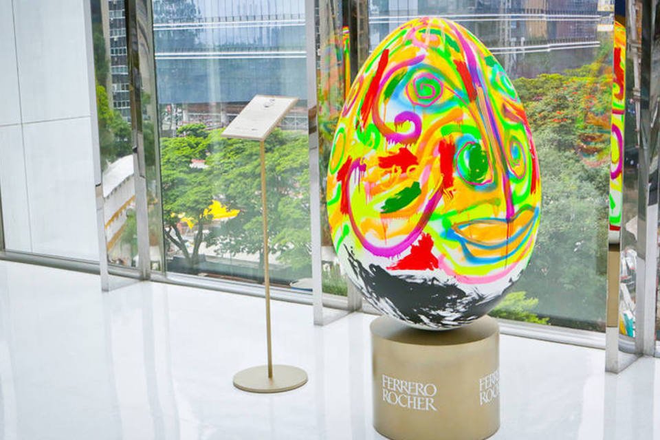 Exposição transforma Ovos de Páscoa em obras arte