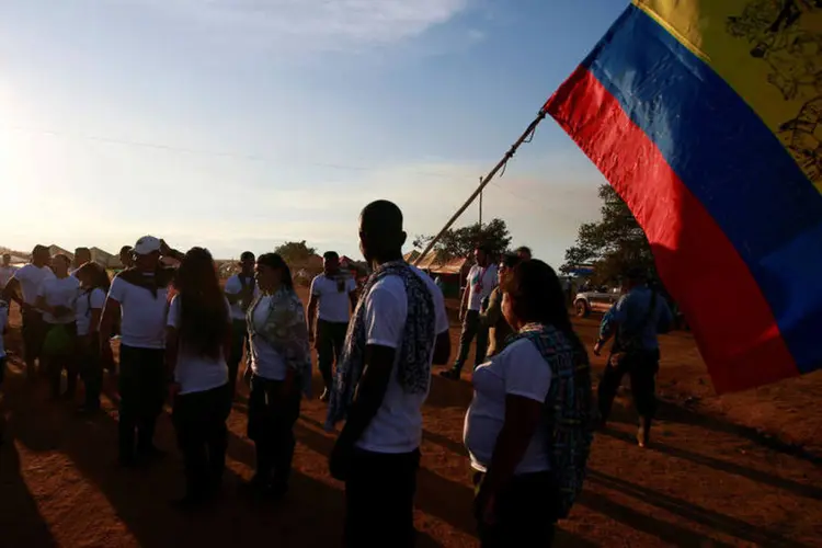 Farc: os guerrilheiros chegaram em pelo menos uma dezena de caminhonetes, levando bandeiras brancas e da Colômbia (John Vizcaino / Reuters)