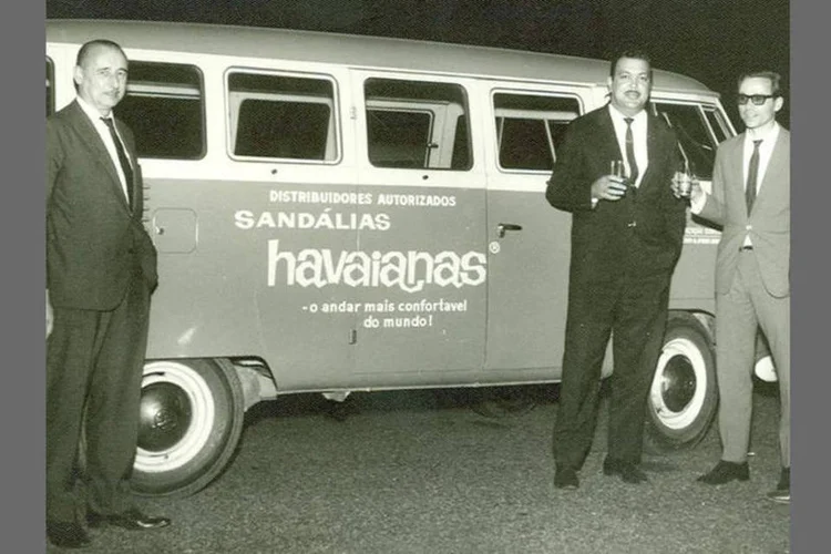 Havaianas: pouquíssimas marcas no mundo conseguiram se reinventar e conquistar status internacional sem precisar mudar a essência de seu produto por décadas como fez a Havaianas (Divulgação/ Havaianas)