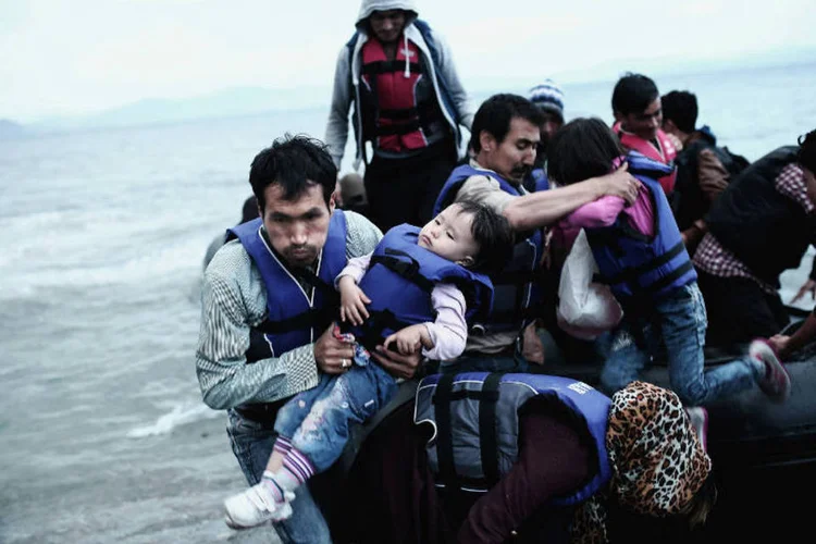 
	Os migrantes, cuja nacionalidade &eacute; desconhecida, pareciam se dirigir &agrave; It&aacute;lia em um barco de 18 metros de comprimento
 (Sony World Photography Awards 2016/Angelos Tzortzinis/Divulgação)