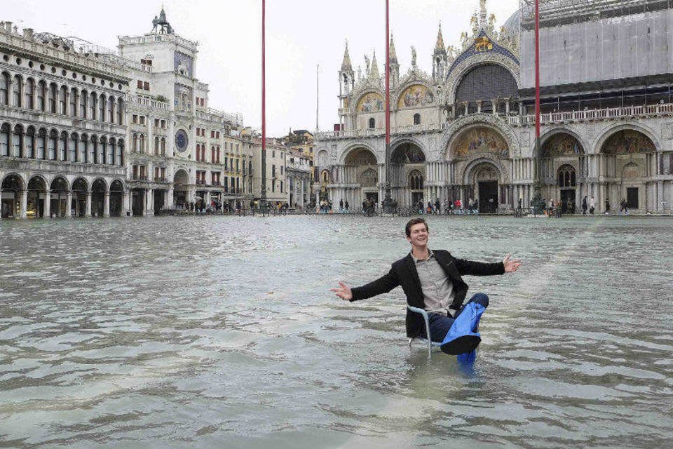 Água toma conta das ruas de Veneza e faz a festa de turistas