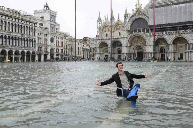 Homem posa para foto na Praça de São Marcos, Veneza (Manuel Silvestri/Reuters)