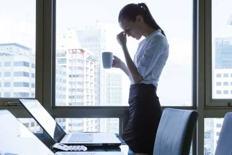 Mulher lamenta fracasso (Thinkstock)