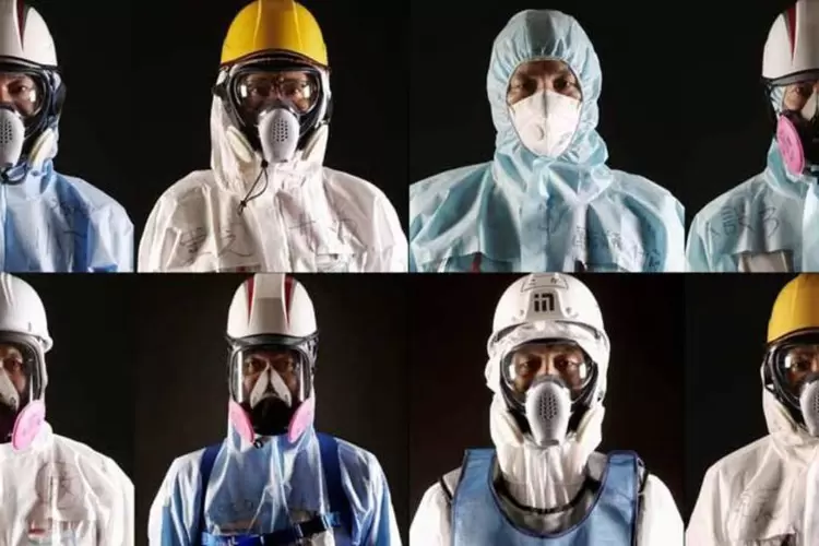 Funcionários da Tepco que trabalham no desmantelamento da usina nuclear de Fukushima Daiichi posam para retrato em 23 de fevereiro de 2016. (Christopher Furlong/Getty Images)