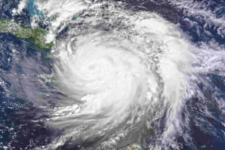 Imagem de satélite mostra o furacão Matthew sobre o Haiti: rebaixado para categoria 3 ao tocar o solo, furacão deixou rastro de destruição (REUTERS)