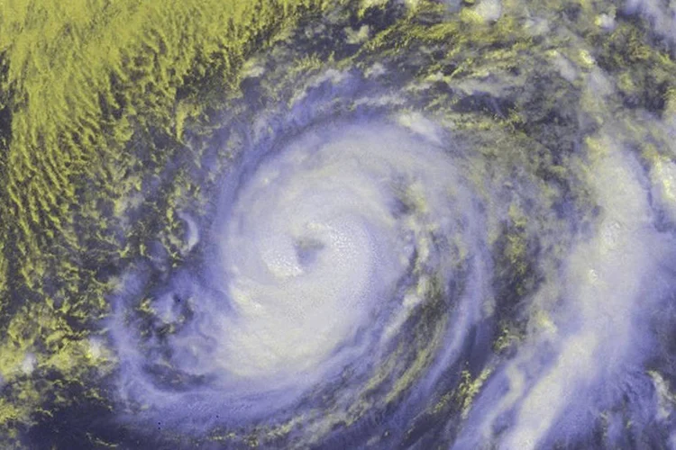 
	Furac&atilde;o Nicole: meteorologistas preveem que &quot;o olho de Nicole se afaste das Bermudas ainda esta tarde&quot;
 (NOAA / Reuters)