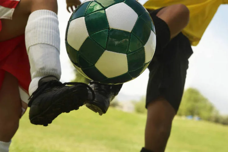 
	Futebol: se seu time for mal no campeonato, pode avisar o chefe
 (foto/Thinkstock)
