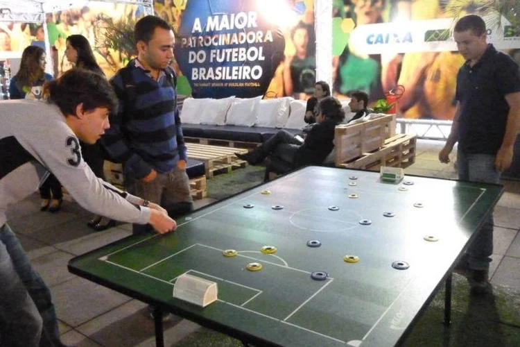 Passageiros jogam futebol de botão em Fun Zone montada para a Copa no aeroporto de Congonhas (Marina Pinhoni/EXAME.com)