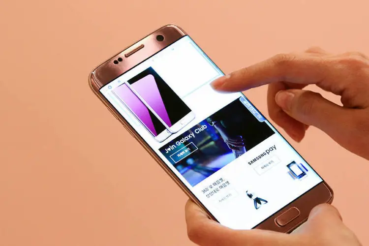 
	Samsung Galaxy S7: sucessor da linha pode abandonar a porta para fones de ouvido
 (SeongJoon Cho/Bloomberg)