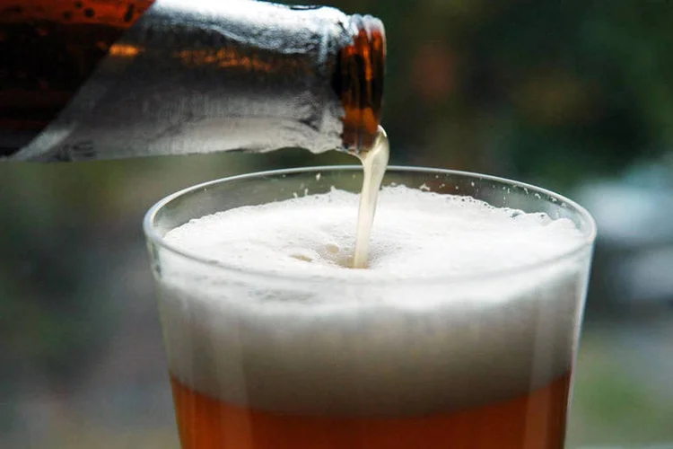 Garrafa e copo de cerveja (Dave Dyet / Stock Xchng)