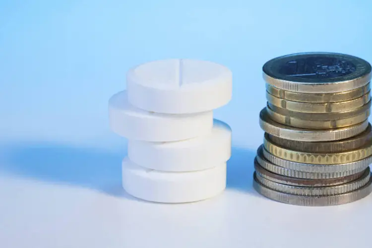 Preço de remédios (SerrNovik/Thinkstock)