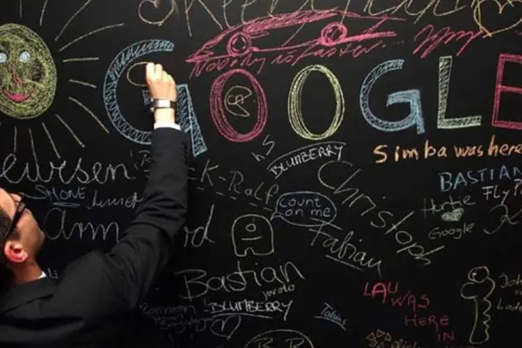 Jovem escreve a palavra Google em lousa na sede do Google, em Berlim (Getty Images)