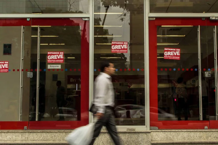 
	Greve dos banc&aacute;rios: al&eacute;m do reajuste e do abono, os bancos ofereceram reajuste de 10% no vale refei&ccedil;&atilde;o e no aux&iacute;lio creche-bab&aacute; e 15% para o vale alimenta&ccedil;&atilde;o
 (Robson Fernandjes/Fotos Públicas)