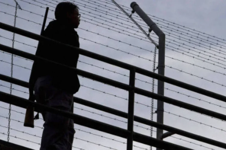 
	Guarda na pris&atilde;o: A capacidade do centro &eacute; para 1.080 detentos, mas a popula&ccedil;&atilde;o carcer&aacute;ria &eacute; de 1.861 presos.
 (Richard Carson/Reuters)