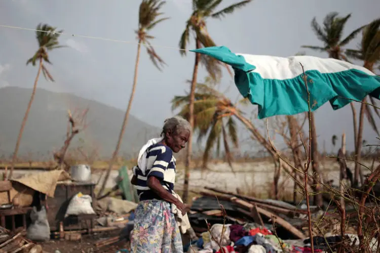 
	Mulher no meio da destrui&ccedil;&atilde;o deixada pela passagem do furac&atilde;o Matthew no Haiti
 (Andres Martinez Casares / Reuters)